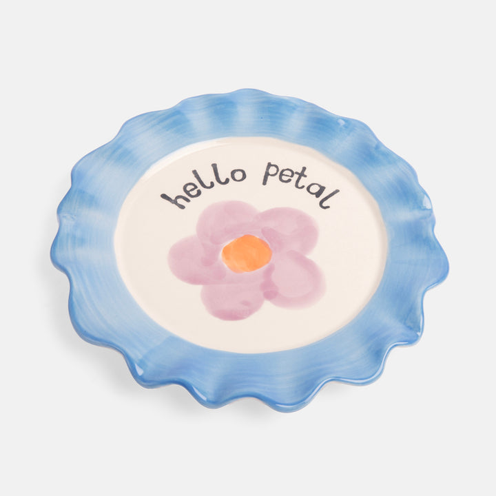 hand painted glazed stoneware plate with daisy design and blue scalloped edge