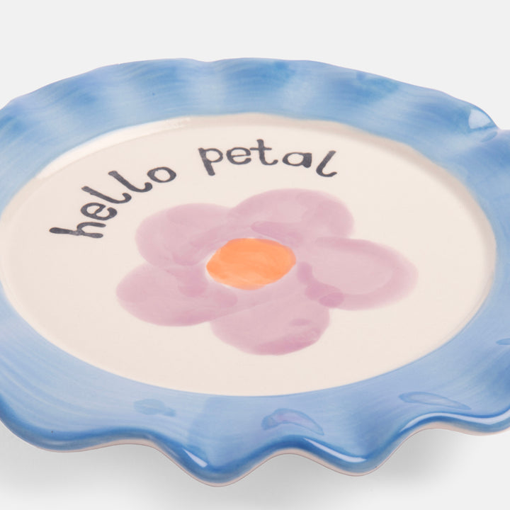 hand painted glazed stoneware plate with daisy design and blue scalloped edge