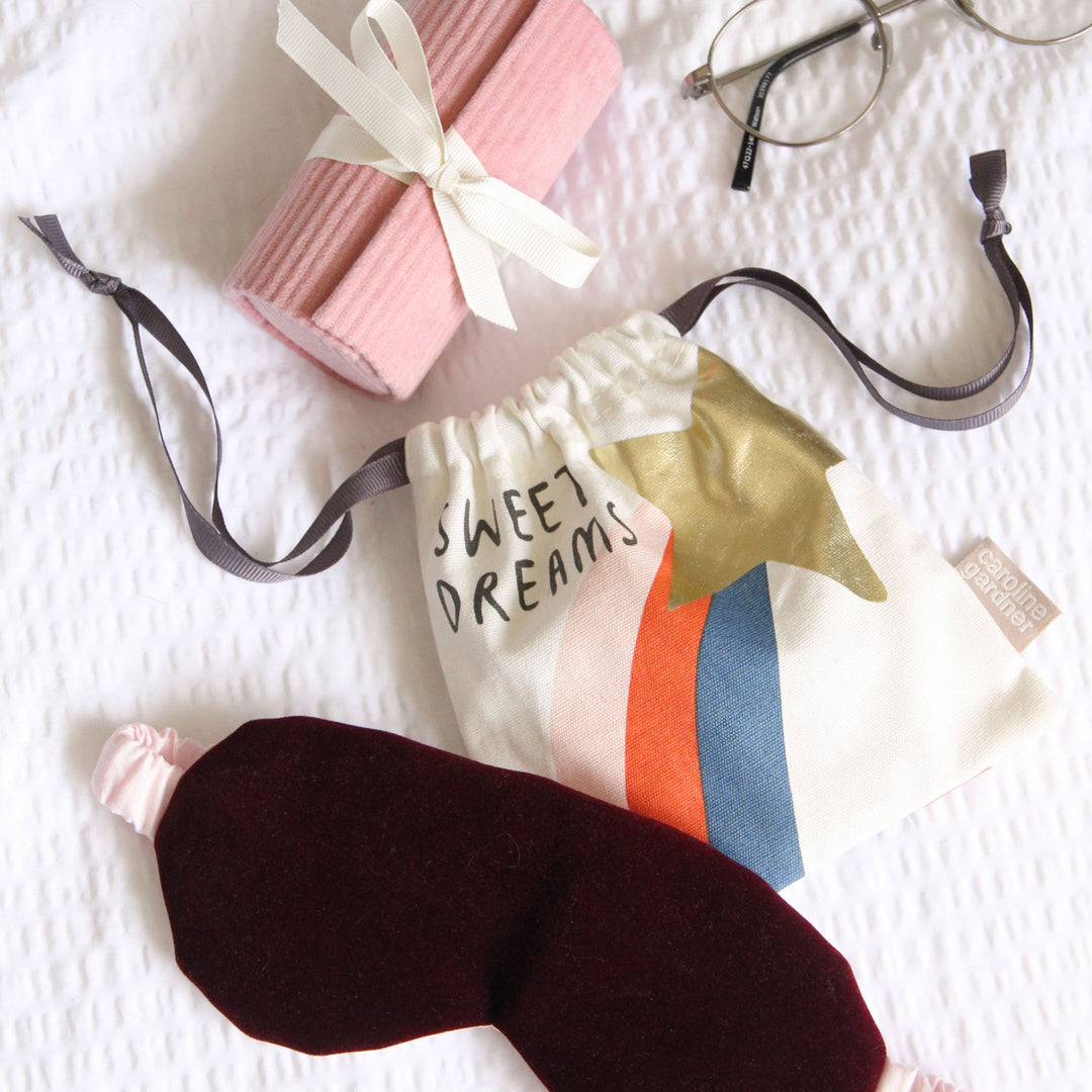 Eye mask in aubergine with pouch