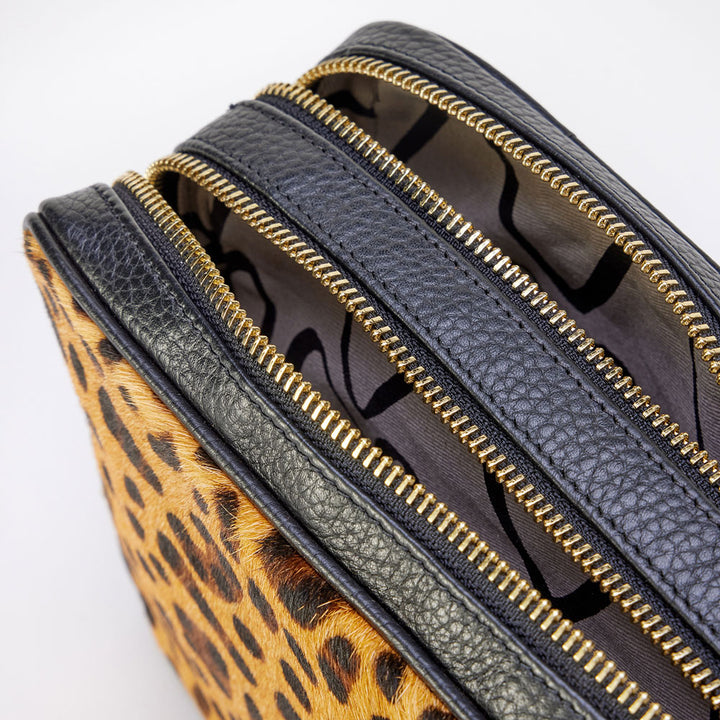 Kameratasche mit doppeltem Reißverschluss in Schwarz/Leopard